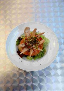 Tomate Rosado con Ventresca de Atún y Vinagreta de Verduritas
