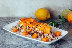 Ceviche de setas en salsa nikkei, boniato asado, edamame, algas, maíz blanco y chips de yuca