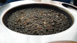 Paella negra con ali oli