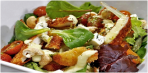 Ensalada de pollo crujiente con miel y mostaza