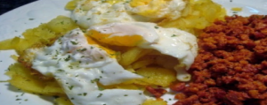 Huevos rotos a baja temperatura con picadillo de chorizo