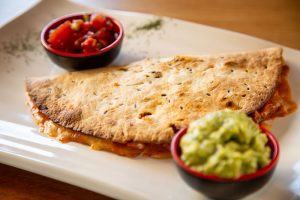 QUESADILLA DE POLLO ACHIOTE