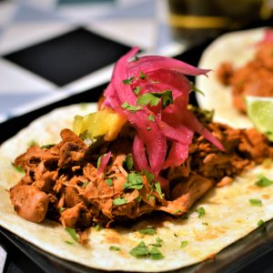 Tacos de jackfruit al pastor con encurtidos, piña tostada y lima (4 unidades)