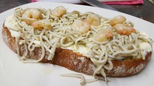 Pan de masa madre con gulas y gambas con ali oli