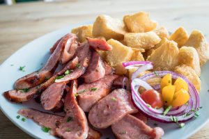 Chorizo Criollo con Yuca Frita