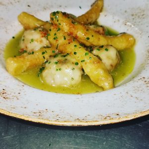 Albóndigas de corvina en salsa verde con patatas a la importancia