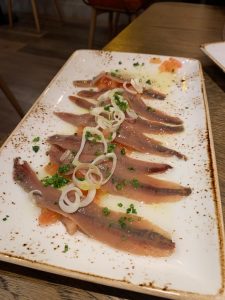 Anchoa del Cantábrico sobre tomate aliñado