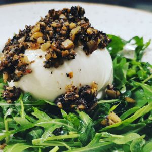 Burrata de búfala con vinagreta de setas y rúcula