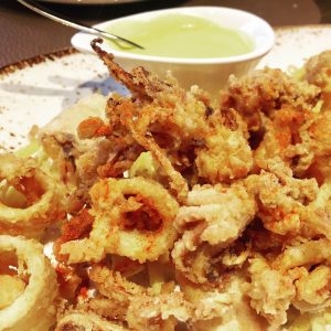 Chipironcitos crujientes con cremoso de ocopa