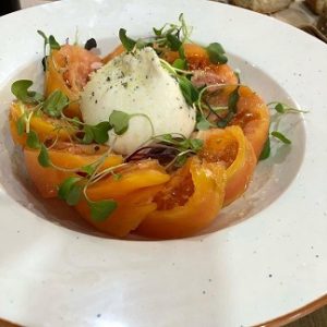 Ensalada de tomate de temporada con burrata