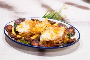 Huevos rotos con chorizo palentino, o morcilla o beicon