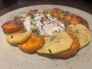 Huevos rotos trufados con patata y boniato