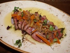 Presa ibérica en escabeche templado y crema de patata morada