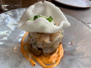 Tartar de gambas y hongos al ajillo