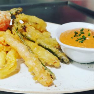 Tempura de verduras y salsa romescu