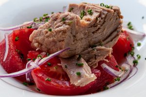 Ensalada de ventresca de atún, tomate pelado y cebolla dulce