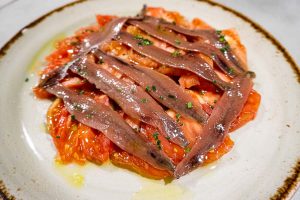 Anchoas con tomate