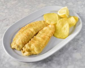 Filetes de gallo rebozados con patatas