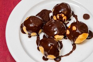 Profiteroles bañados en chocolate