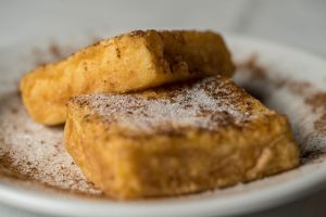 Leche Frita casera con canela y azúcar