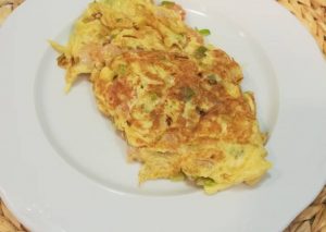 Tortilla de huevo con habitas y cebolla