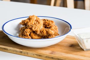 Fingers de pollo con salsa de queso crema