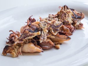 CHIPIRONES A LA PLANCHA CON OREJA CRUJIENTE Y AJADA DE CHILES