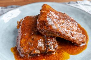 Costillas de cerdo asadas 16 horas en nuestra salsa BBQ casera