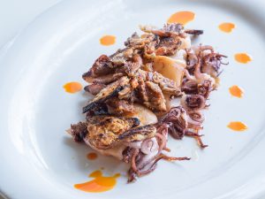 Chipirones a la plancha con oreja crujiente y ajada de chiles