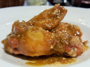 Alitas de pollo fritas con jengibre, cilantro y sésamo