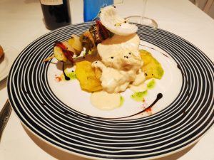 Lomo de bacalao sobre patatas revolconas