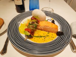 Salmón noruego sobre tirabeques salteados