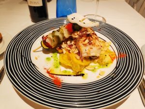 Merluza de pincho de Burela con su guarnición