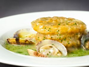 Patatas a la importancia con almejas