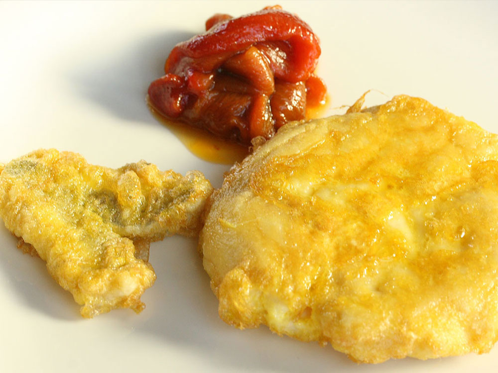 Merluza frita con pimientos rojos