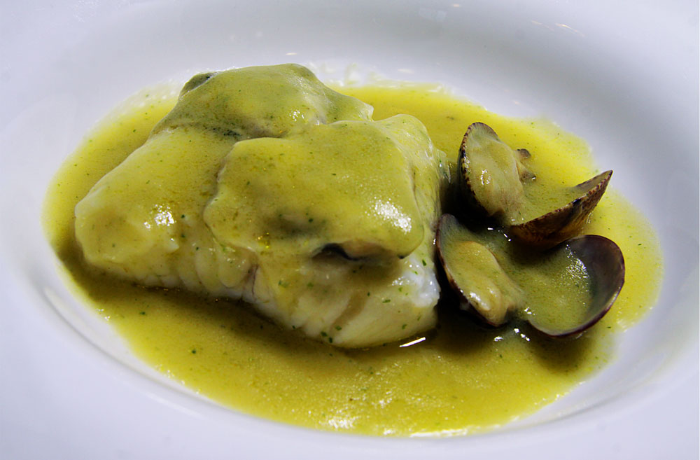 Merluza en salsa verde con almejas y kokotxas