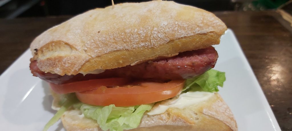 Montadito de chorizo criollo