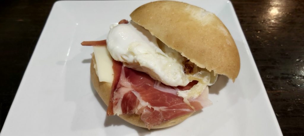 Montado de queso, jamón y huevo frito.