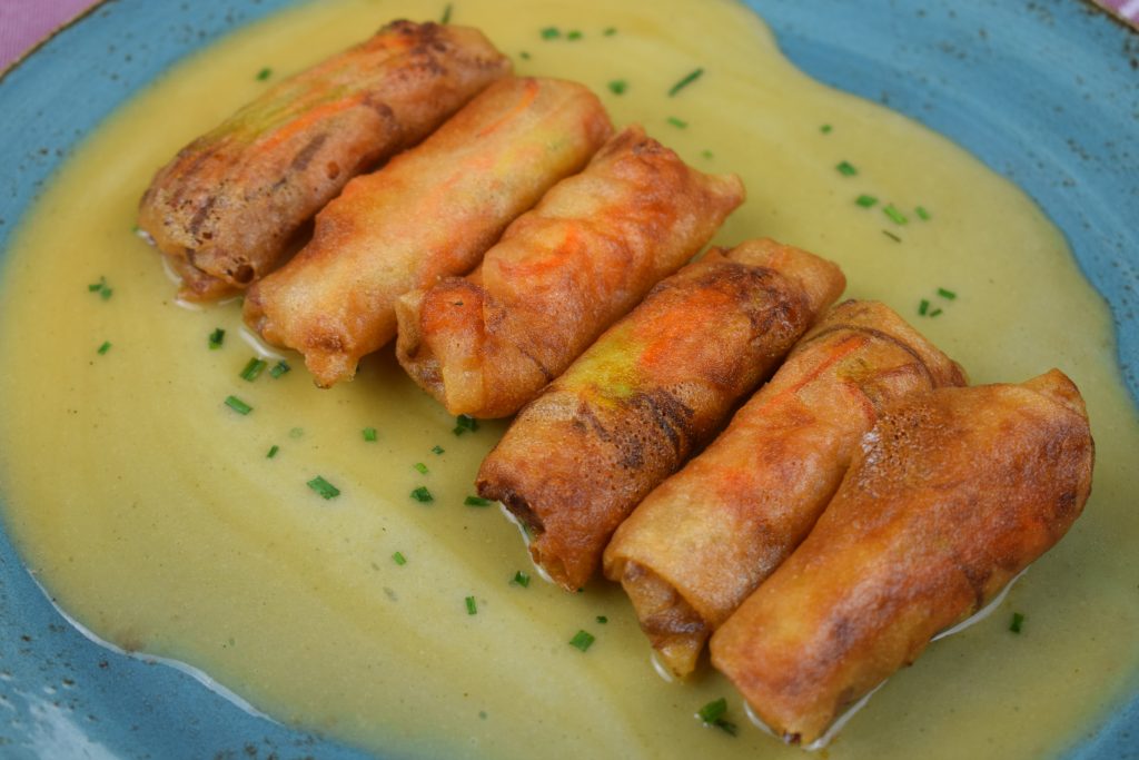 Rollitos crujientes rellenos de langostinos