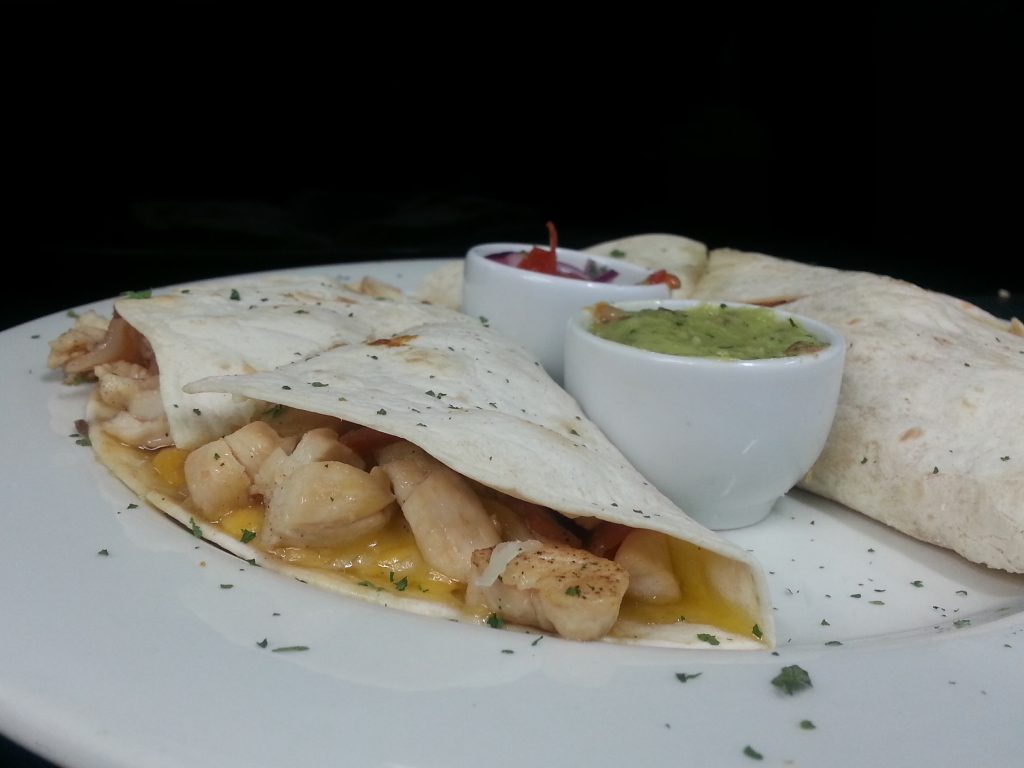 Quesadilla de pollo, tres quesos, guacamole y pico de gallo