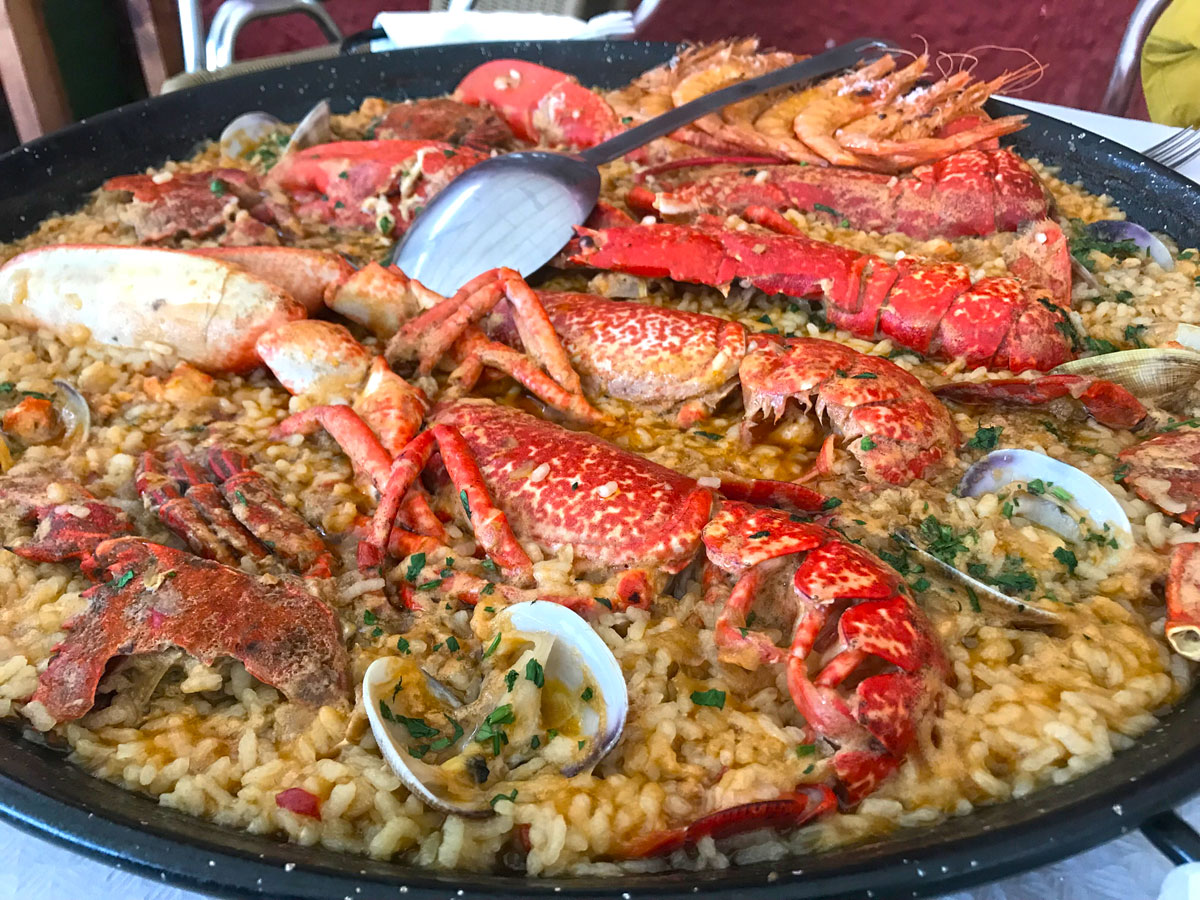 Arroz con bogavante en el Pájaro Amarillo de la playa de Oyambre