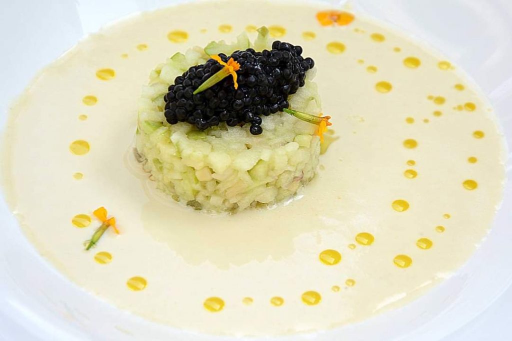 Ajo blanco con tartar de granny smith y huevas de arenque