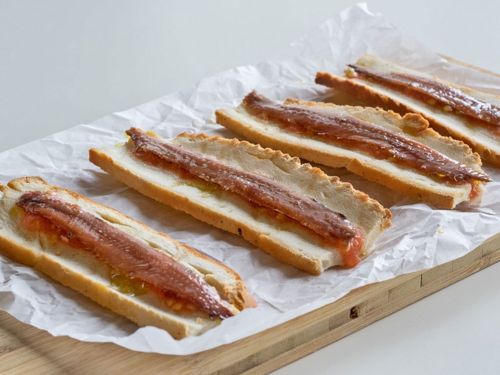 ANCHOAS DE SANTOÑA CON PAN RÚSTICO Y TOMATE (4 FILETES)