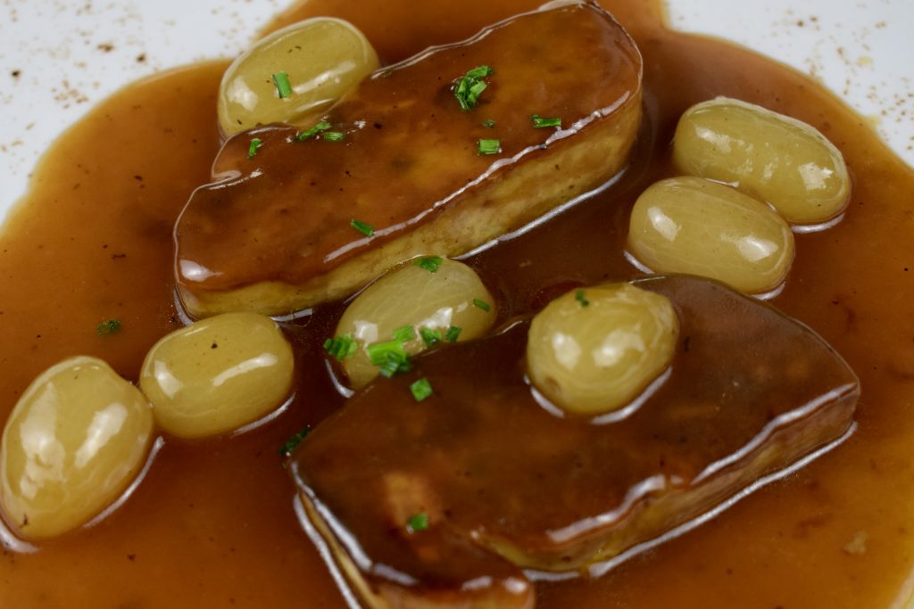 Hígado de foie con salsa de uvas
