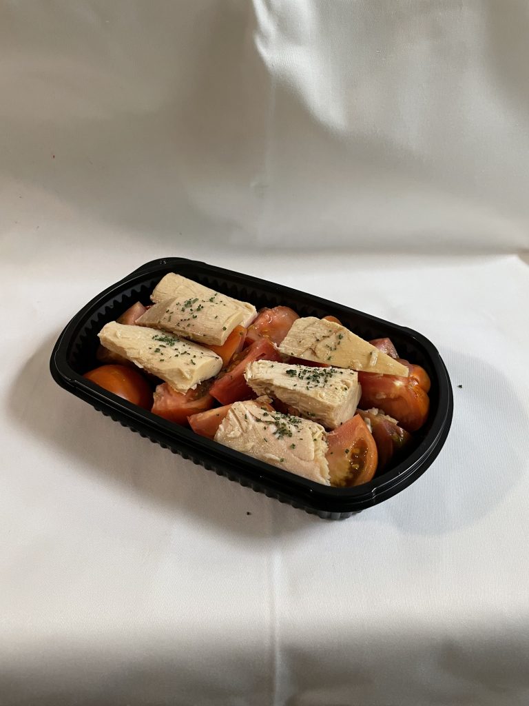 Ensalada de tomate con troncos de bonito