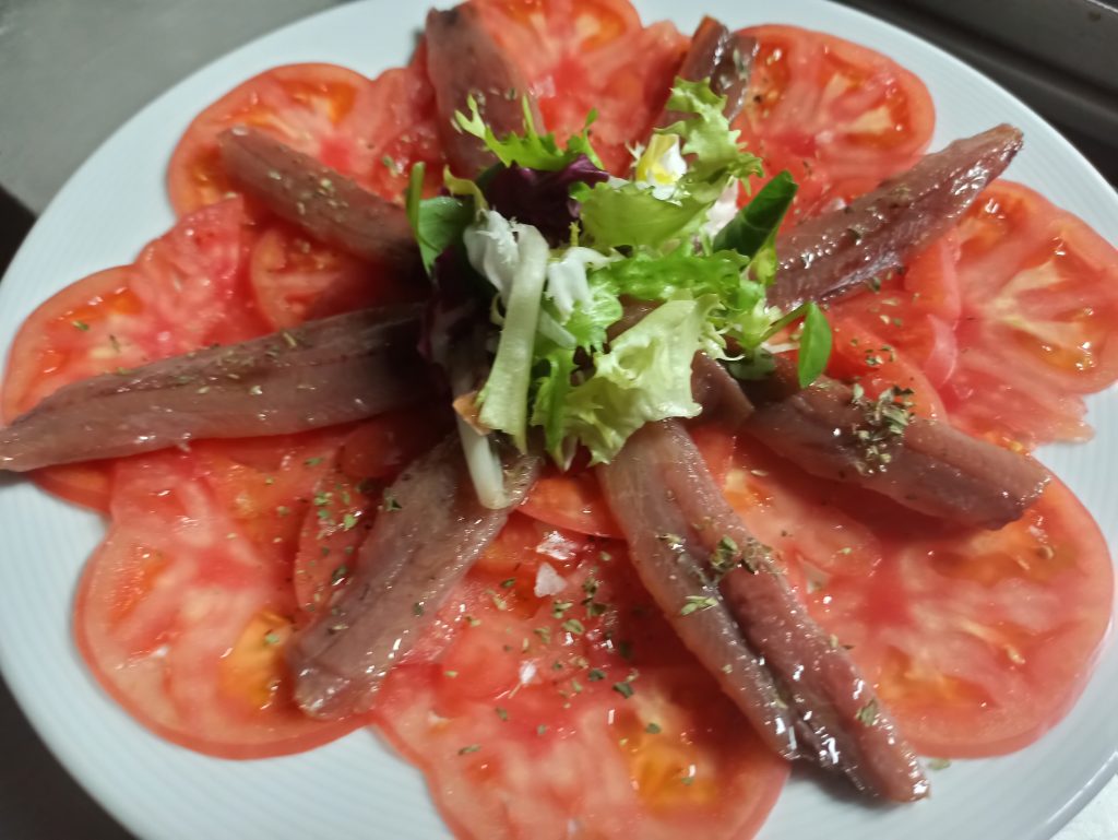 Sardinas ahumadas con laminas de tomate