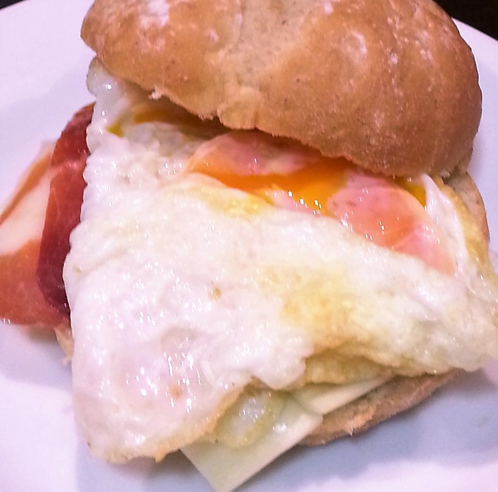 Montado de queso, jamón y huevo frito.