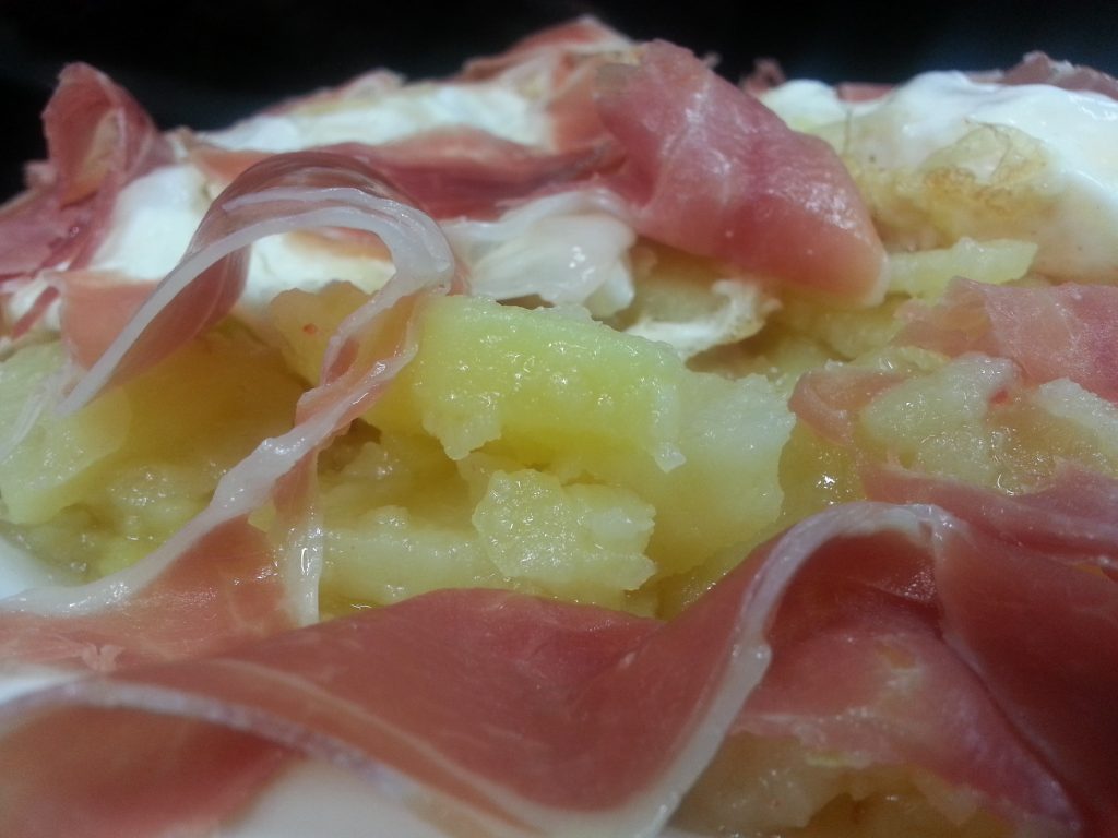 Huevos, patatas fritas y jamón de la casa