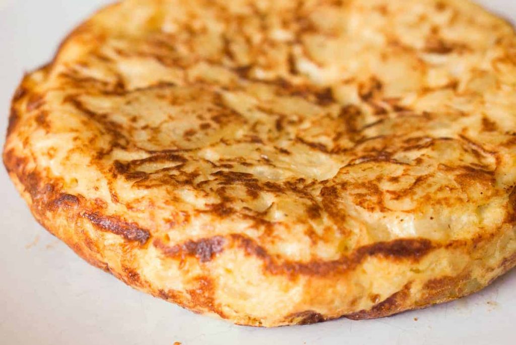Tortilla de papas con huevos de corral, hecha al momento