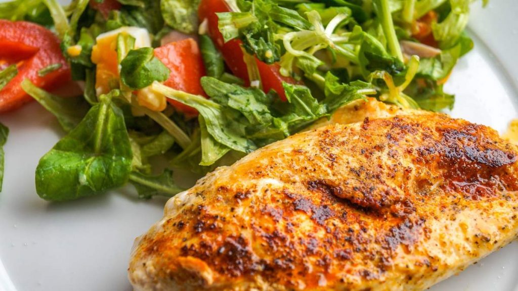 Suprema de pechuga de pollo de campo, con guarnición  de ensalada o patatas fritas.